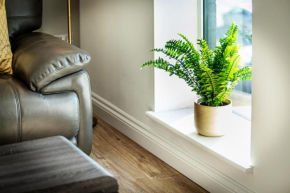 Pluxa Opal - Room darkening blinds & Free Parking